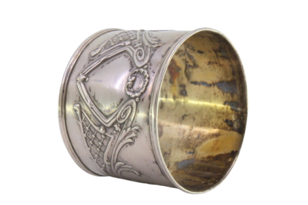 Argola de guardanapo em prata com motivos florais relevados envolvendo cartela para monograma.